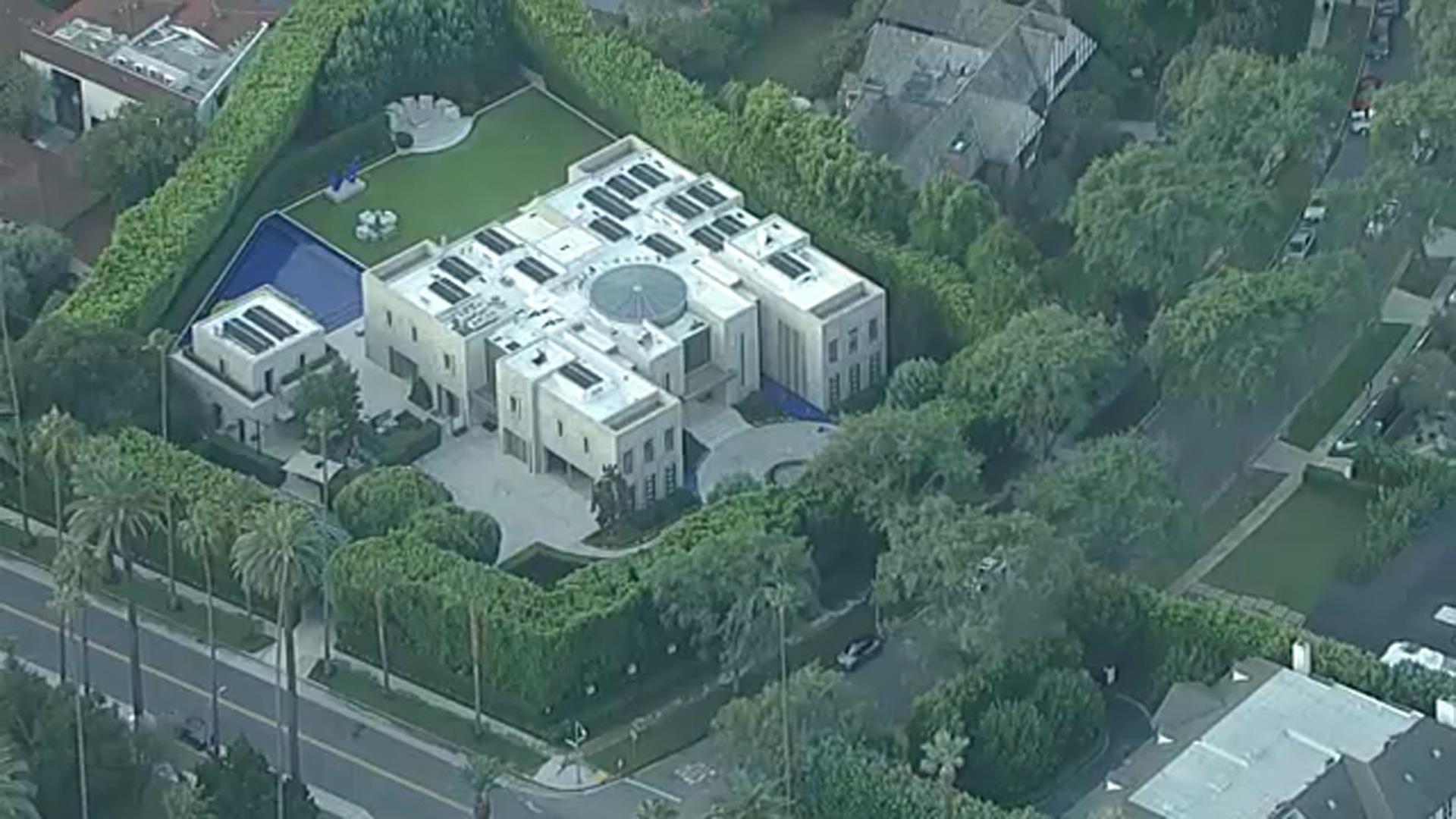 FBI serves search warrant tied to Eric Swalwell investigation at mansion in Beverly Hills
— Levittown Community news